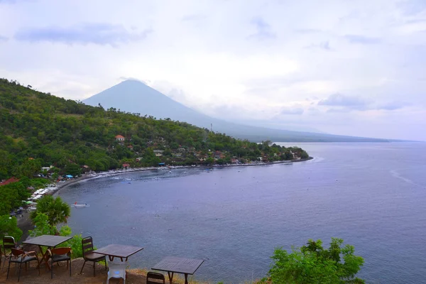 Vista dalla scogliera sulla spiaggia di Amed e sul vulcano — Foto Stock