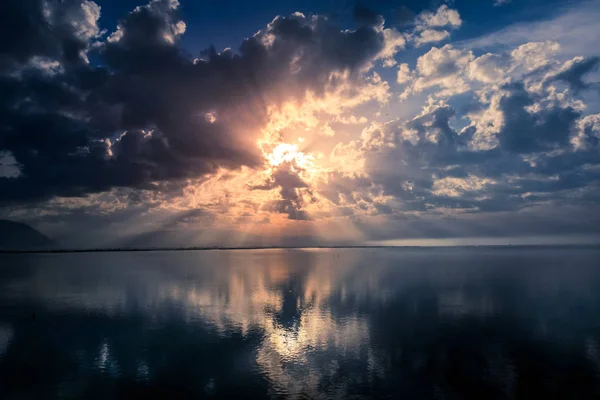 Nascer do sol na lagoa — Fotografia de Stock