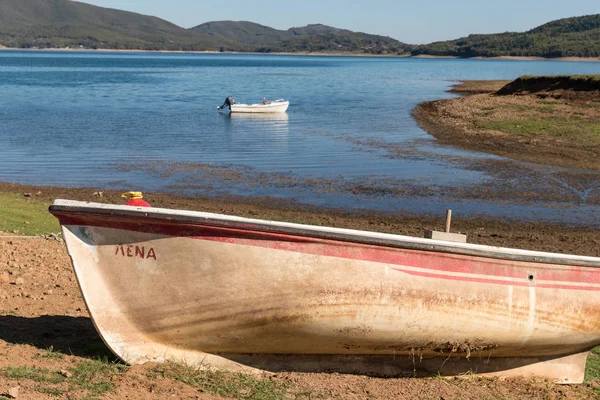 Маленькая Рыбацкая Лодка Озере Пластира Греция — стоковое фото