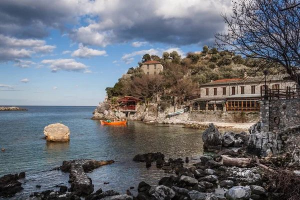 Haus Auf Dem Hügel Mit Blick Auf Eine Kleine Bucht — Stockfoto