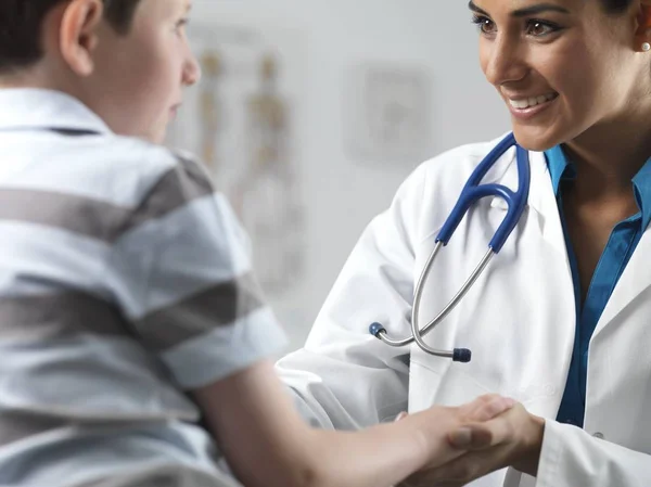 Kinderärztin Spricht Mit Jungen Grundschulalter — Stockfoto