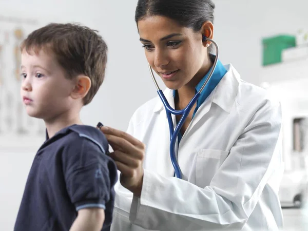 Pediatra Femminile Utilizzando Stetoscopio Bambino Età Prescolare — Foto Stock
