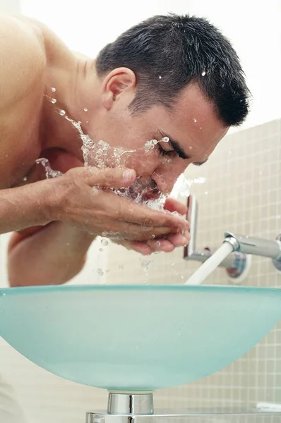 Μέσα Του Ενήλικα Άνδρα Πλύσιμο Προσώπου Στο Μπάνιο — Φωτογραφία Αρχείου