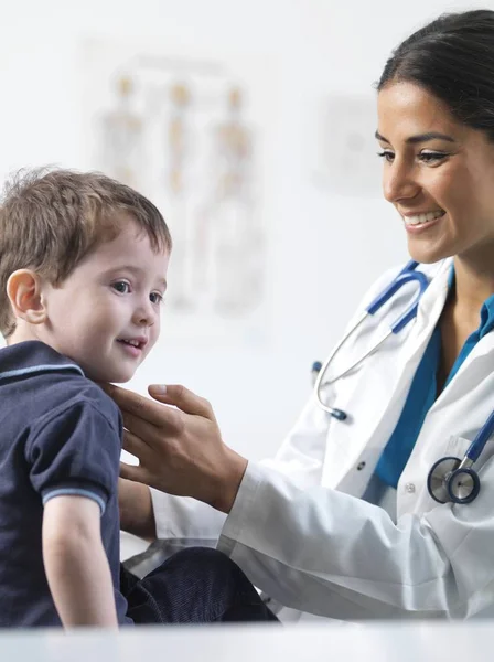 Pediatra Femenina Revisando Glándulas Preescolares Niños —  Fotos de Stock
