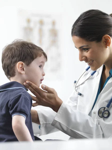 Female Pediatrician Checking Preschooler Boy Glands — Stock Photo, Image