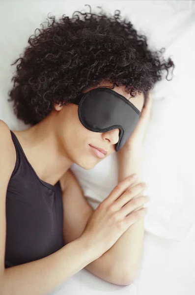 睡在黑色睡眠面具的非洲裔美国人妇女 — 图库照片