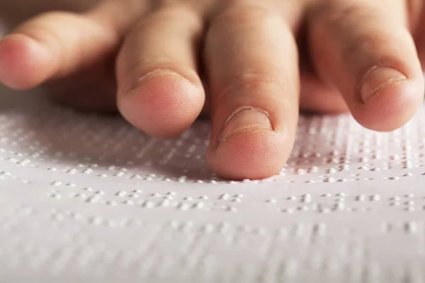Close Dedos Tocando Braille — Fotografia de Stock