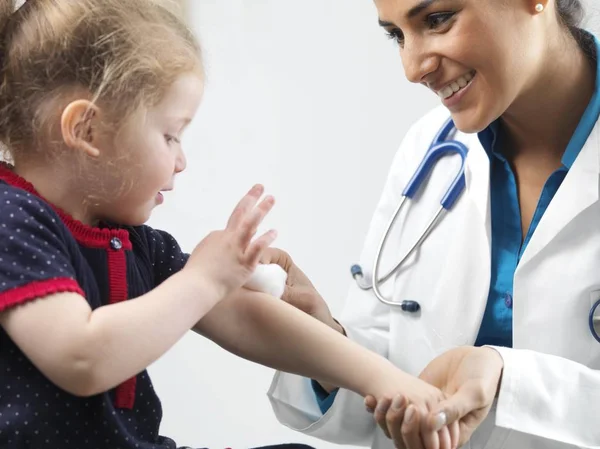 Kinderärztin Reinigt Wunde Arm Von Vorschulmädchen — Stockfoto
