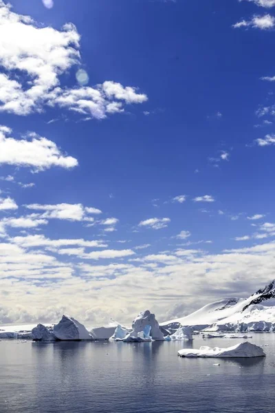 Hory Tyčící Nad Břehy Vstupní Kanál Lemaire Antarktický Poloostrov — Stock fotografie