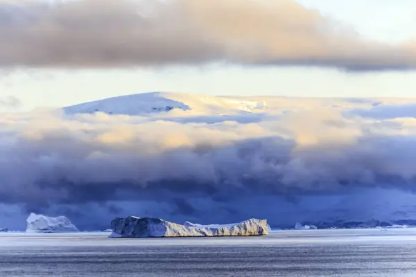 Мальовничим Видом Антарктичних Узбережжя Заході Сонця — стокове фото