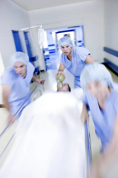 Emergency Team Pushing Hospital Gurney Patient Corridor — Stock Photo, Image