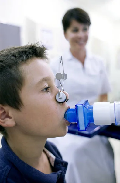 青春期男孩接受女性护士肺功能测试 — 图库照片