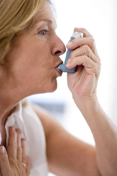 Portrait Senior Woman Using Asthma Inhaler — Stock Photo, Image