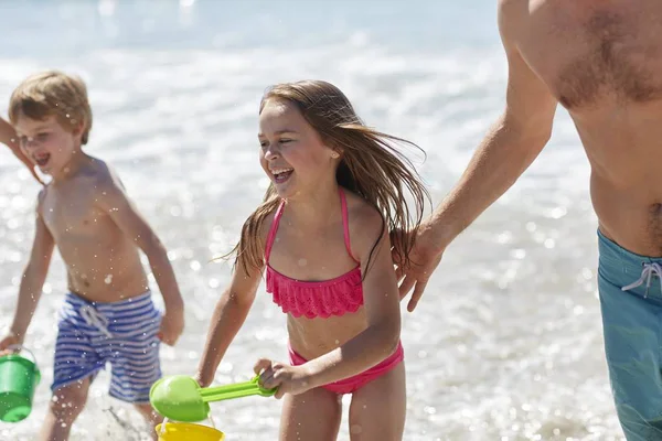 Enfants Jouant Sur Plage Avec Seau Bêche Avec Les Parents — Photo