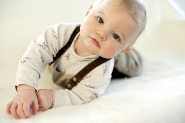 Açık Kanepede Yatan Erkek Bebek — Stok fotoğraf