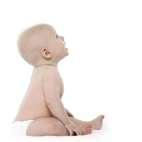 Baby Junge Sitzend Und Aufblickend Auf Weißem Hintergrund Seitenansicht — Stockfoto