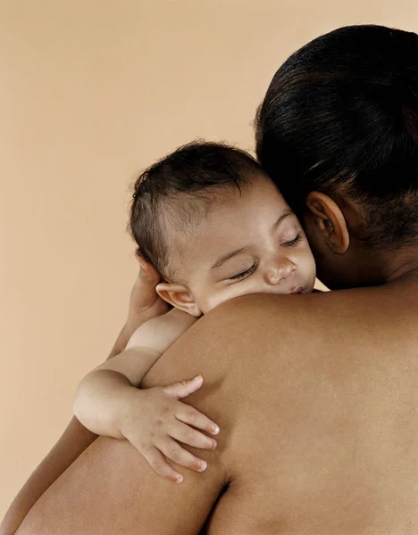 Baby Girl Sleeping Mother Shoulder — Stock Photo, Image