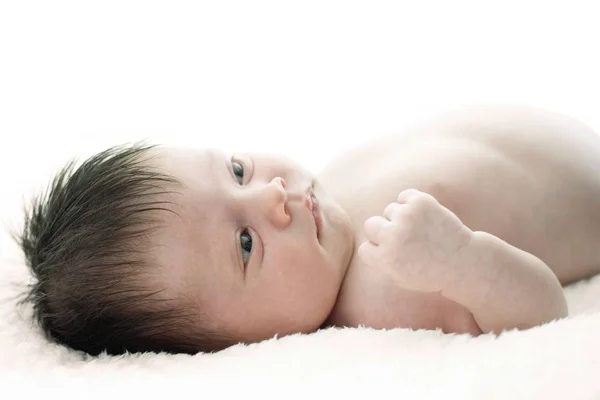 新生女婴躺在白色的毯子上 — 图库照片