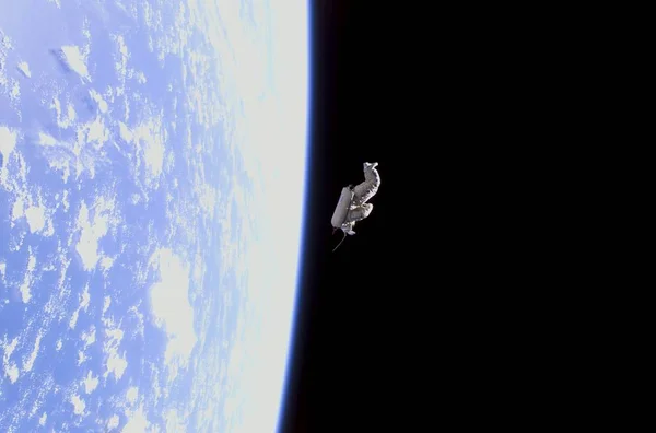 Спутниковое Изображение Скафандра Орбите Земли — стоковое фото