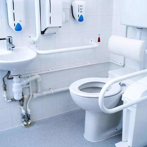 Klare Schüssel Und Waschbecken Der Krankenhaustoilette — Stockfoto