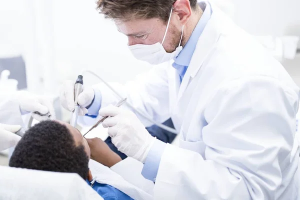 Close Dentista Perfuração Dentes Menino Clínica — Fotografia de Stock