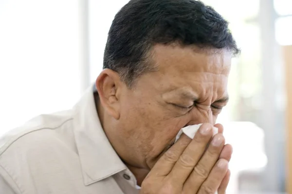 Hombre Maduro Estornudando Pañuelo — Foto de Stock