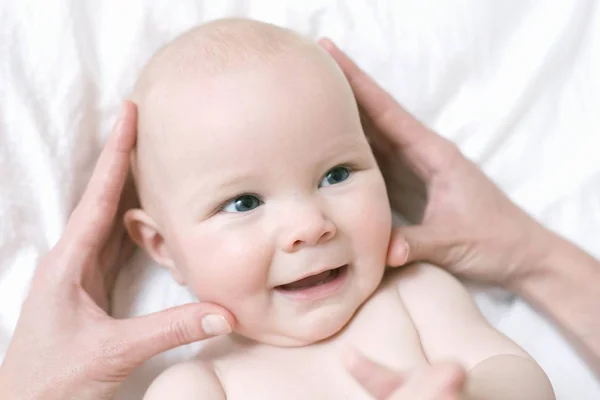 Mains Féminines Massant Tête Bébé — Photo