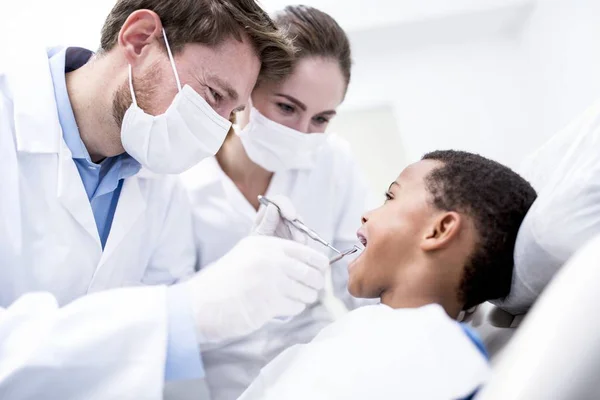 Médicos Examinando Dentes Menino Clínica Odontológica Com Espelho Bucal — Fotografia de Stock