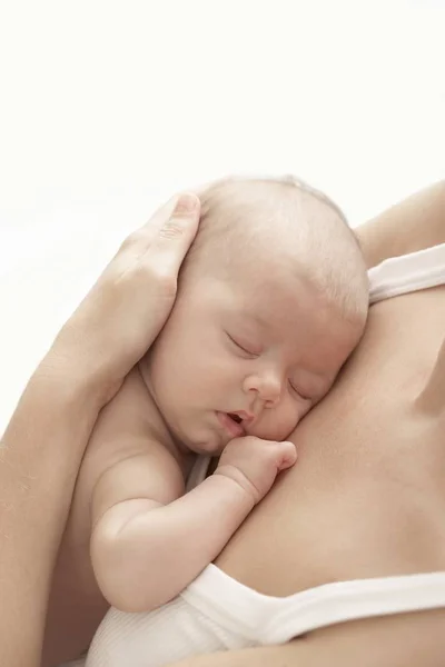 Крупный План Спящего Ребенка Руках Матери — стоковое фото