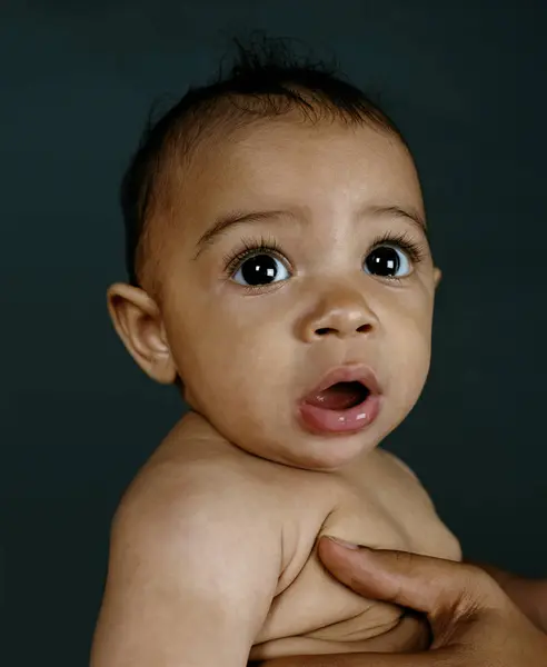 Mãe Mãos Segurando Bebê Curioso Menina — Fotografia de Stock