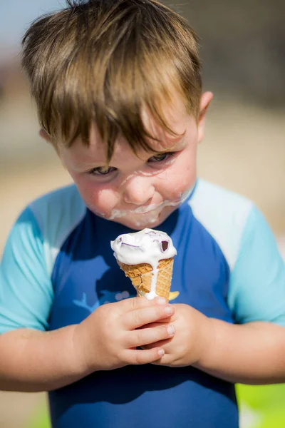 Bambino Ragazzo Mangiare Gelato All Aperto — Foto Stock