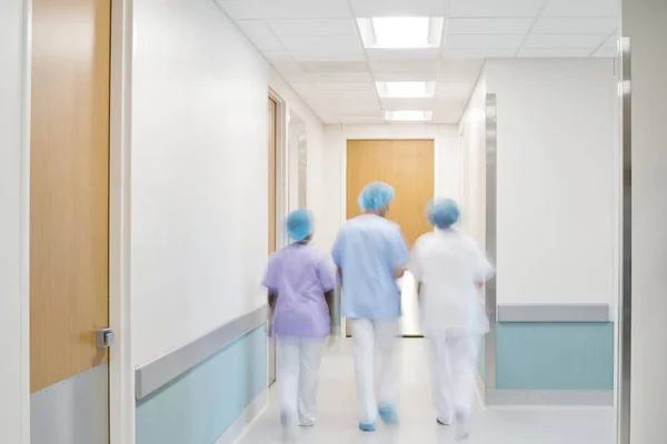 医护人员在医院走廊行走 — 图库照片
