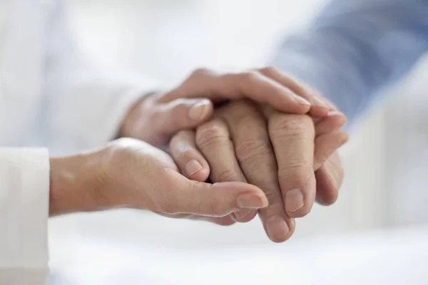 Kvinnliga Läkare Håller Senior Patientens Hand — Stockfoto