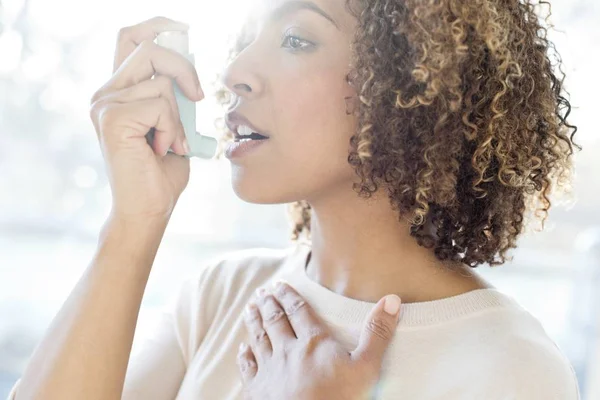 Wanita menggunakan inhaler — Stok Foto