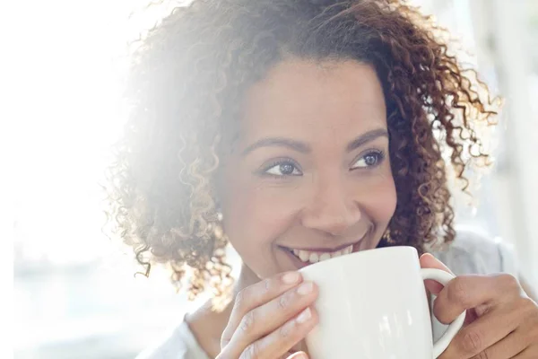 Mujer bebiendo café y mirando hacia otro lado —  Fotos de Stock