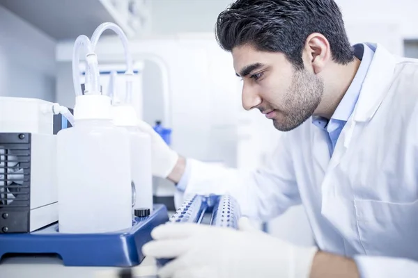 Male Laboratory Assistant Using Equipment — Stock Photo, Image