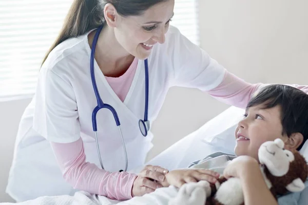 Junge Krankenhausbett Mit Lächelnder Krankenschwester — Stockfoto