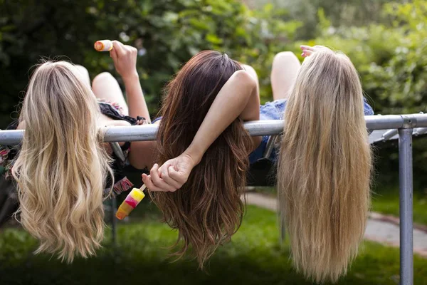 Drei Frauen Liegen Auf Trampolin Mit Eistrampolin — Stockfoto