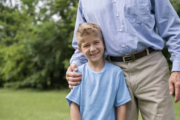 Hombre Con Brazo Alrededor Sonriente Preadolescente Chico —  Fotos de Stock