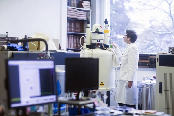 Chemist Using Nuclear Magnetic Resonance Spectrometer Pharmaceutical Laboratory — Stock Photo, Image