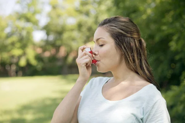 Młoda Kobieta Zewnątrz Pomocą Inhalatora — Zdjęcie stockowe