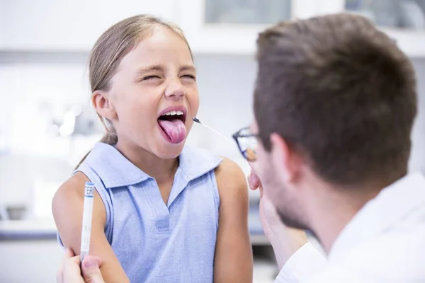 Lekarz Biorąc Próbki Wymazu Jamy Ustnej Młoda Dziewczyna — Zdjęcie stockowe