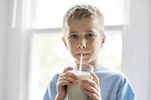 Preteen Menino Bebendo Milkshake Com Palha Bebendo — Fotografia de Stock