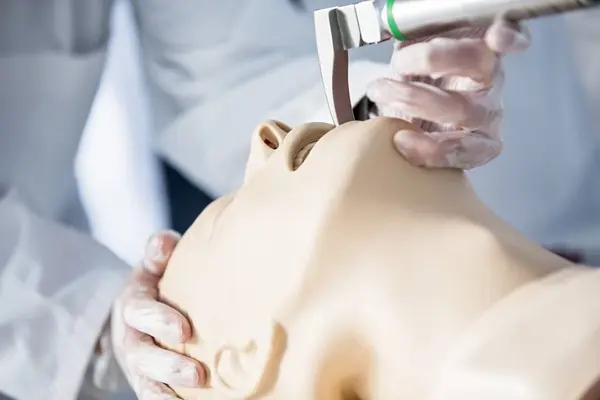 Médico Practicando Intubación Traqueal Maniquí Entrenamiento — Foto de Stock