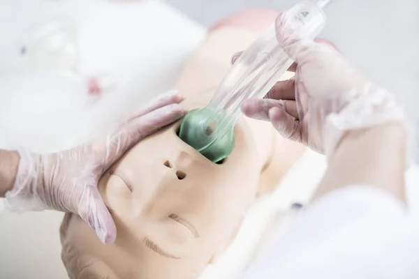 Médico Praticando Intubação Traqueal Manequim Treinamento — Fotografia de Stock