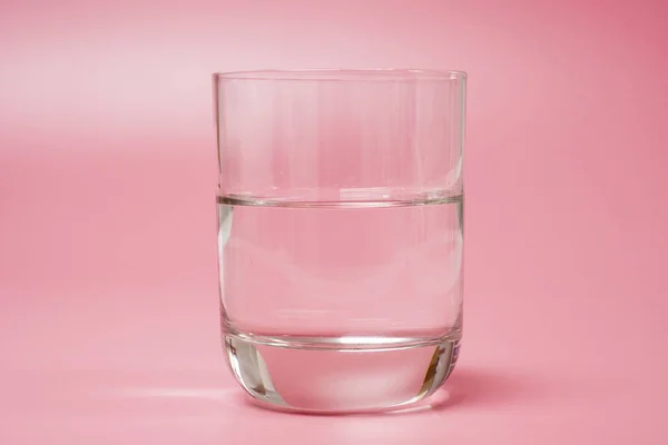 Copo Água Limpa Sobre Fundo Rosa — Fotografia de Stock