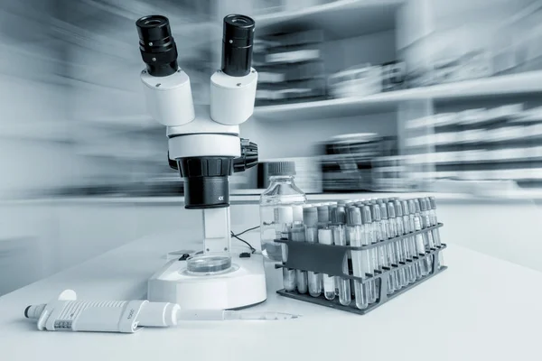 Professionelles Mikroskop Pipetten Und Reagenzgläser Stapel Konzeptionelle Illustration Der Biomedizinischen — Stockfoto