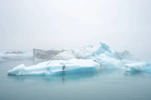 欧洲海岸外漂浮的蓝海冰 — 图库照片