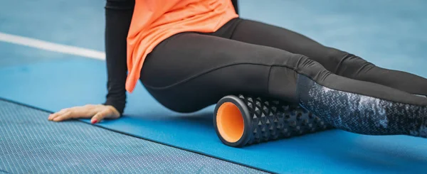 Cropped Female Athlete Stretching Foam Roller Outdoors Stadium — 图库照片