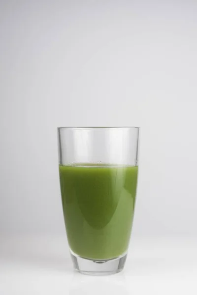 Bir Bardak Taze Antioksidan Yeşil Meyve Suyu Stüdyo Fotoğrafı — Stok fotoğraf